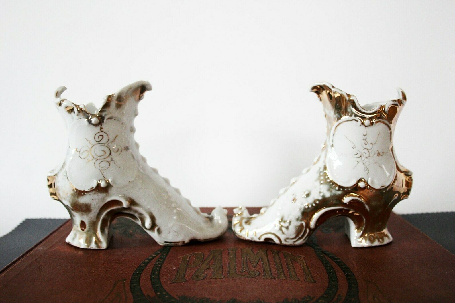 2 Antieke Miniatuur Porseleinen Schoenfiguurties, Hoge Hakken, Schoenschaaltjes, Gouden Decoratie, Ca. Jaren 1910, Handgeschilderde Rozen photo 50.0