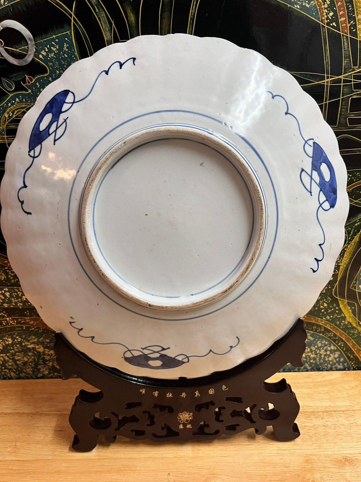 Antique Japanese Quality Imari Charger / Plate Having Scalloped Shaped Edge With Wonderful Hand Painted Flowers, Leaves And Flowers In Red, photo vinterior