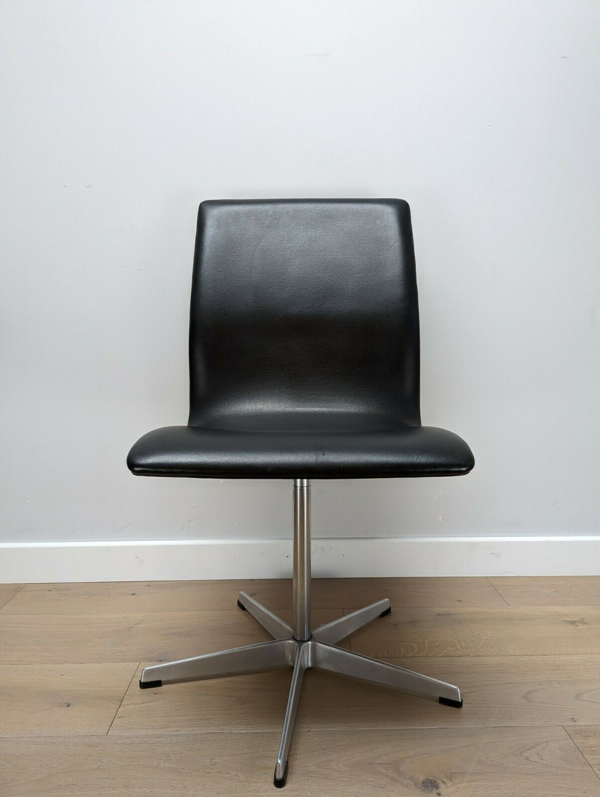 2 X Arne Jacobsen Oxford Chairs By Fritz Hansen   Denmark photo Furniture