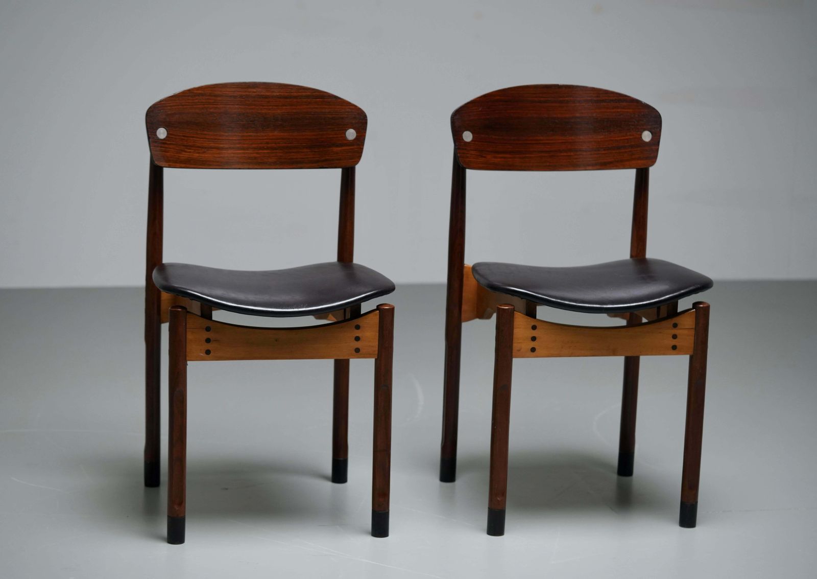 Set Van 2 Eetkamerstoelen In Teak, Mahonie En Imitatieleer, Italië, Jaren 1960 photo Meubels