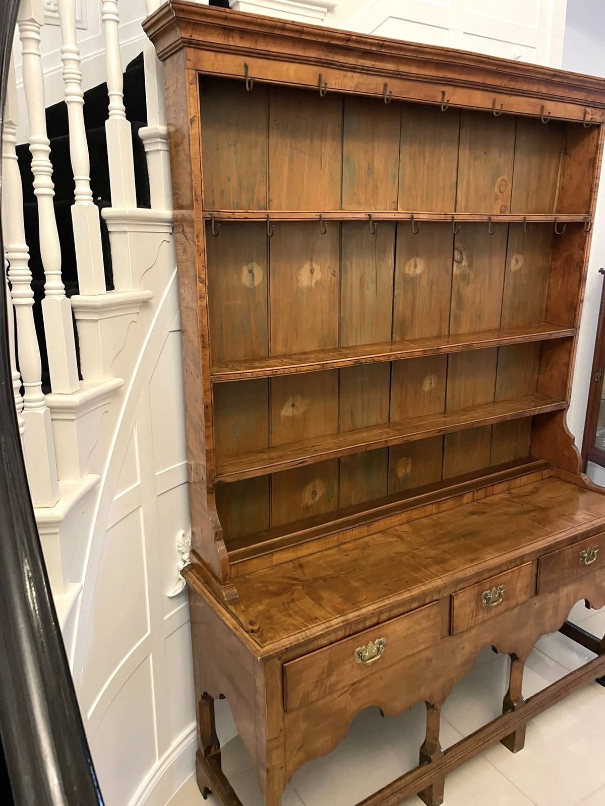 photo vintage Rare American Antique George III Quality Solid Maple Wood Dresser