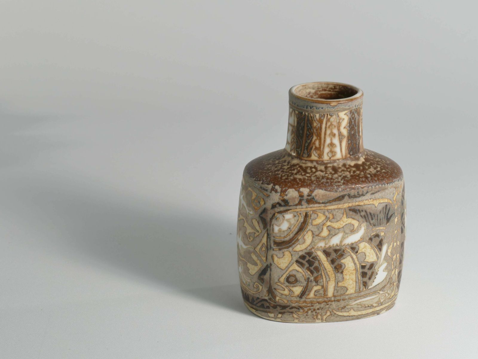 photo vinterior Scandinavian Modern Plate And Vase, Ceramic, "Baca", Fajance, By Nils Thorsson F