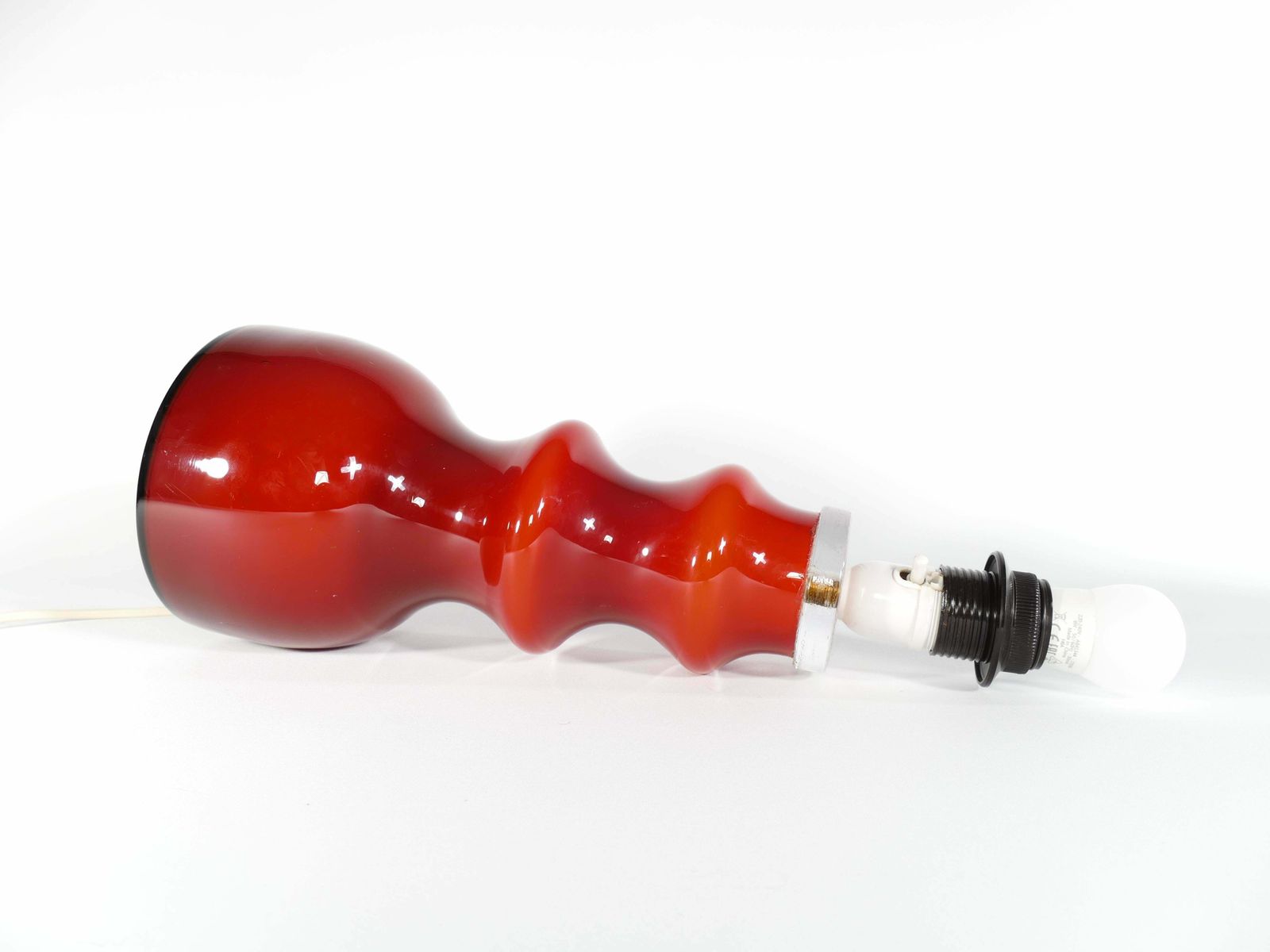 photo vintage Scandinavian Modern Oxblood Red Table Lamp By Gert Nyström For Hyllinge