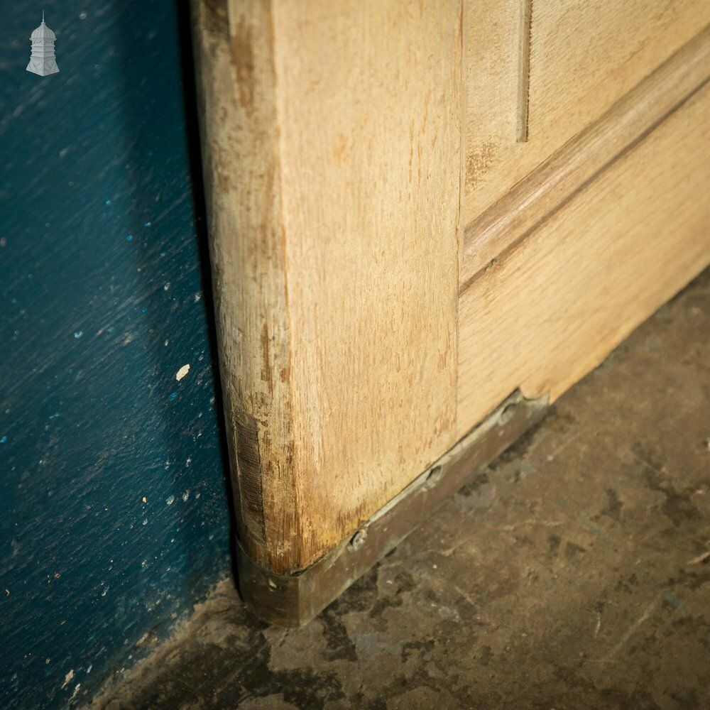 900.0 Oak Panelled Door, 8 Raised Panels With Leather Detail photo