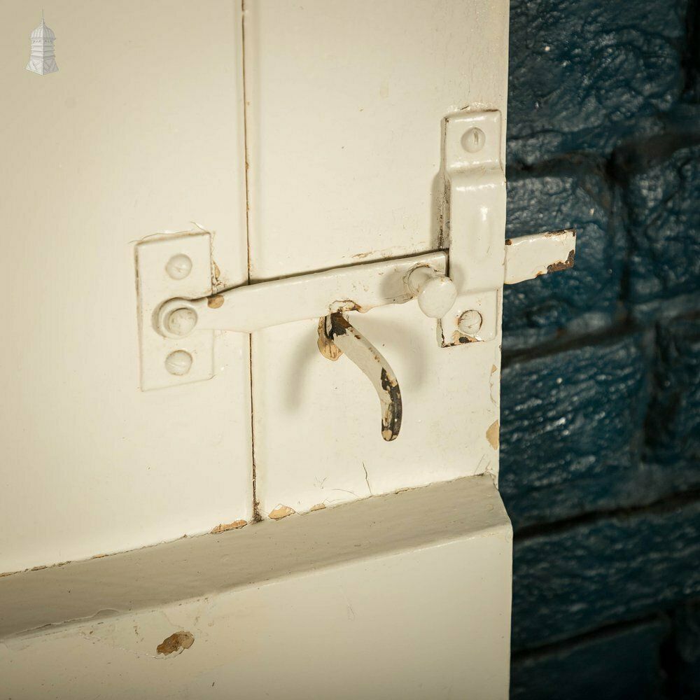 photo vintage Ledged Plank Door, White Painted