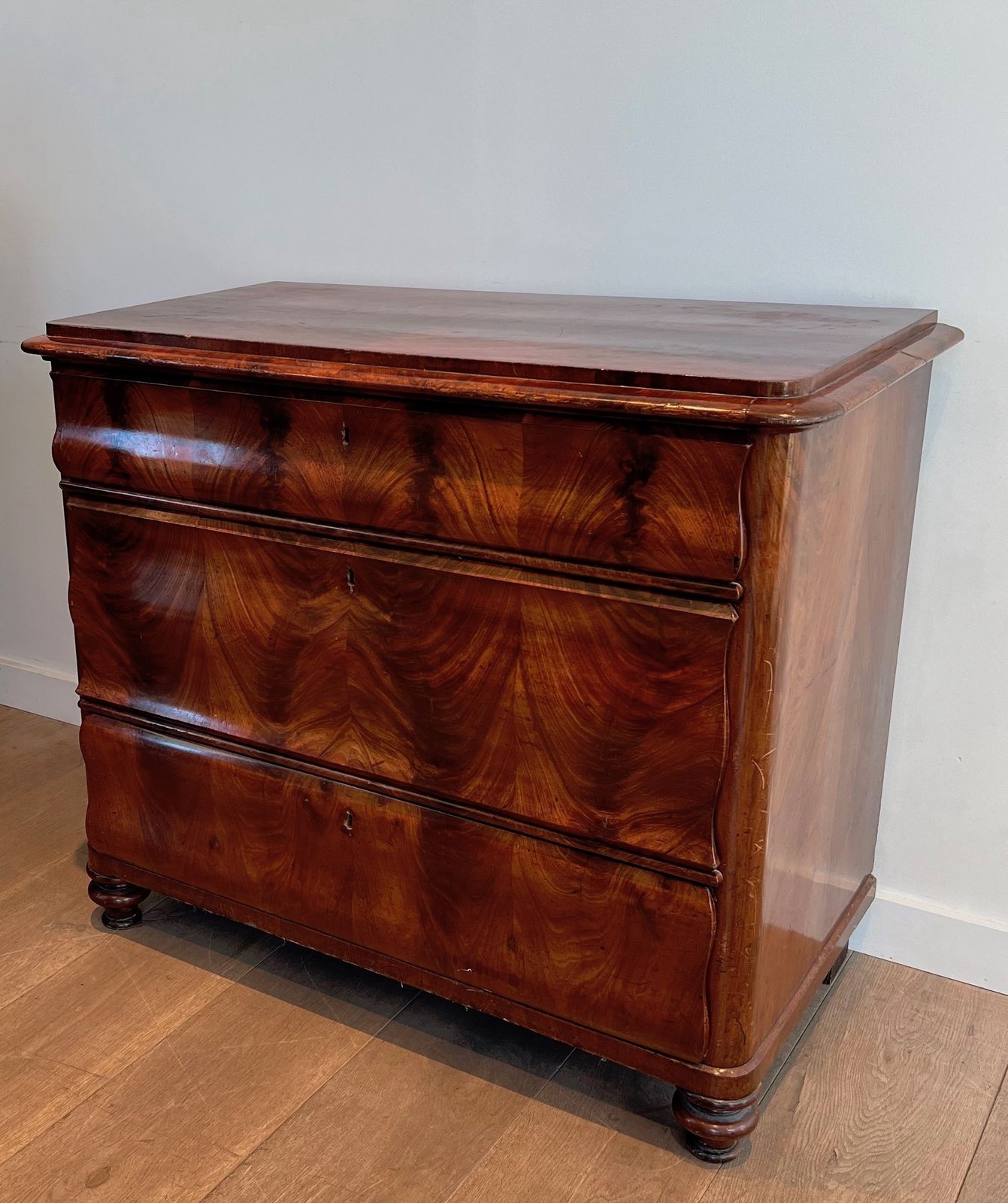 Louis Philippe Chest Of Drawers In Flamed Mahogany photo 2250.0