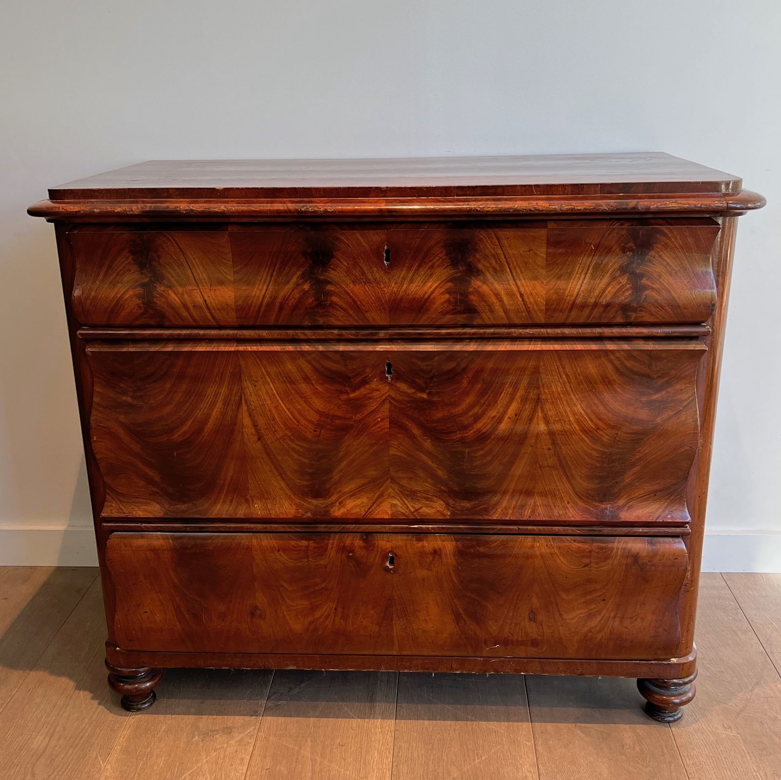 photo vinterior Louis Philippe Chest Of Drawers In Flamed Mahogany