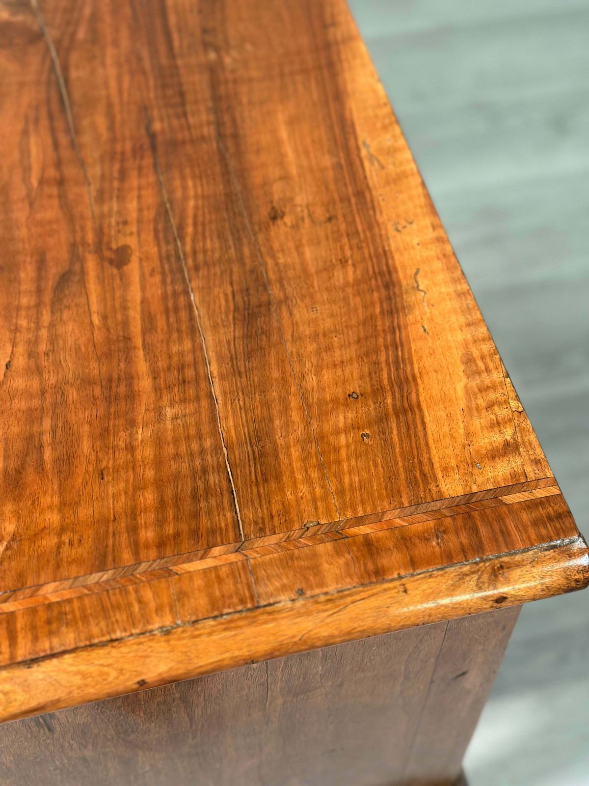 photo vinterior 19th Century Walnut Lowboy, 1800s