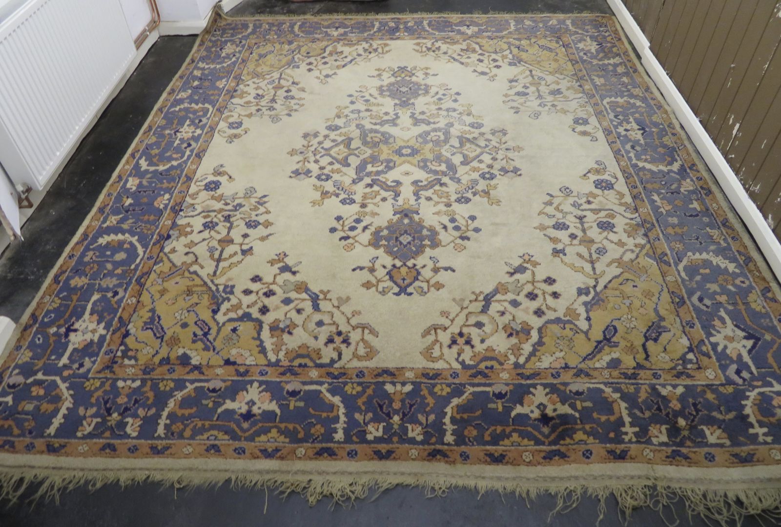 Antique Ivory Ground Ushak Oushak Carpet With Medallion. 312cm X 276cm. photo vinterior