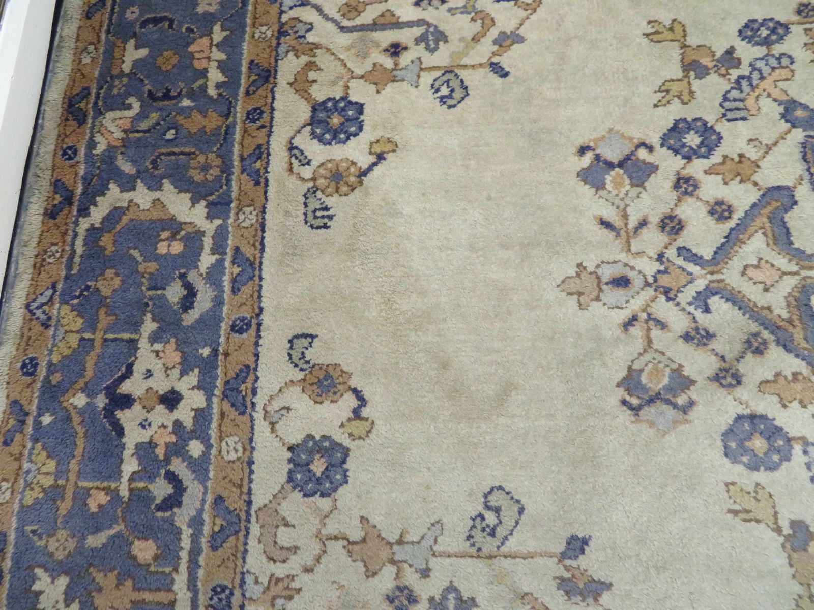 10000.0 Antique Ivory Ground Ushak Oushak Carpet With Medallion. 312cm X 276cm. photo