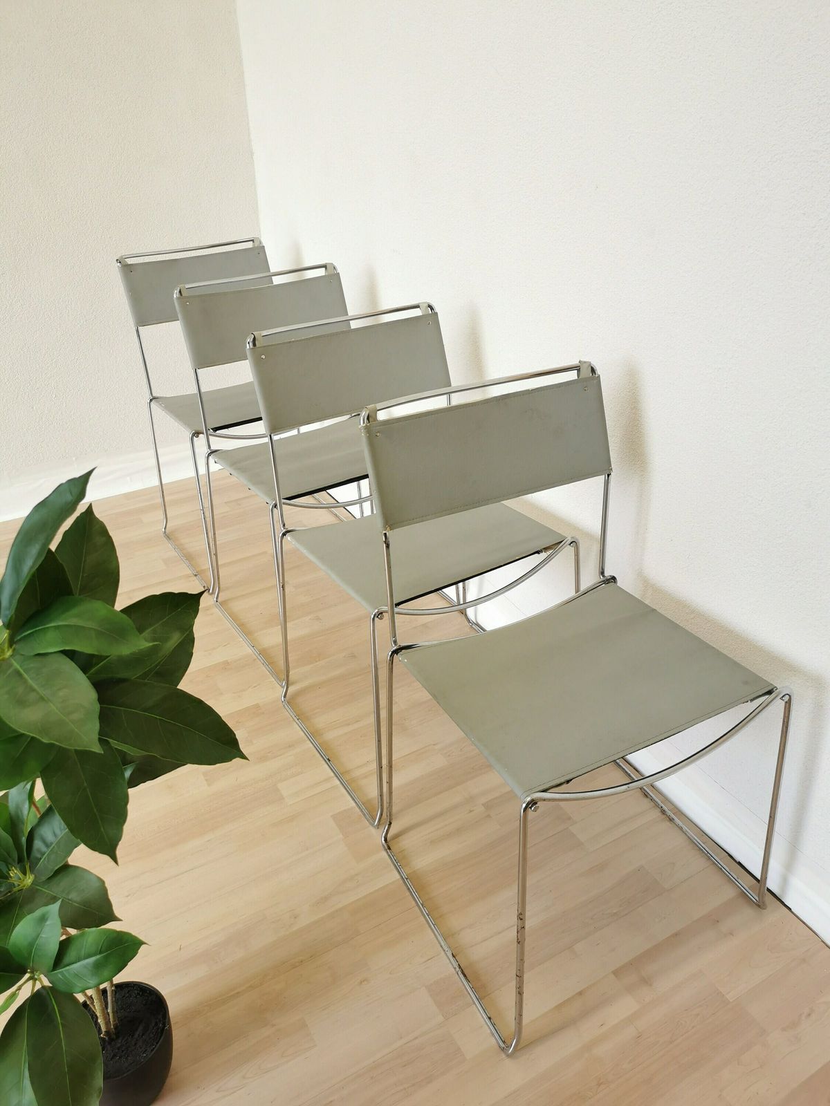 Set Of 4 Vintage Dine Chairs / Chrome And Light Gray Leather Dining Chairs / Italy, 1980s / Dining Room / Mid Century Modern Italian Office photo vinterior