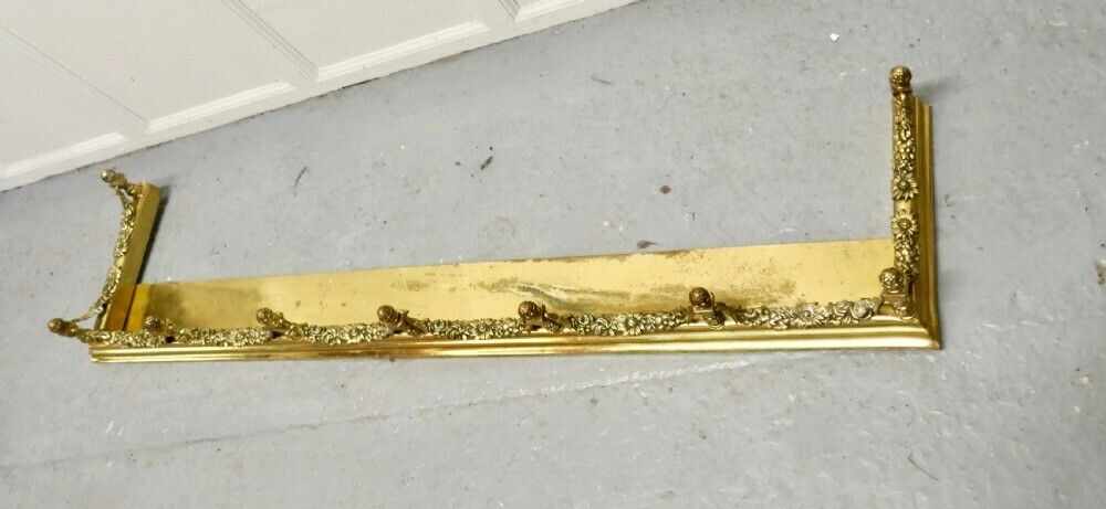 19th Century Heavy Brass Fender With Brass Garlands photo 594.0