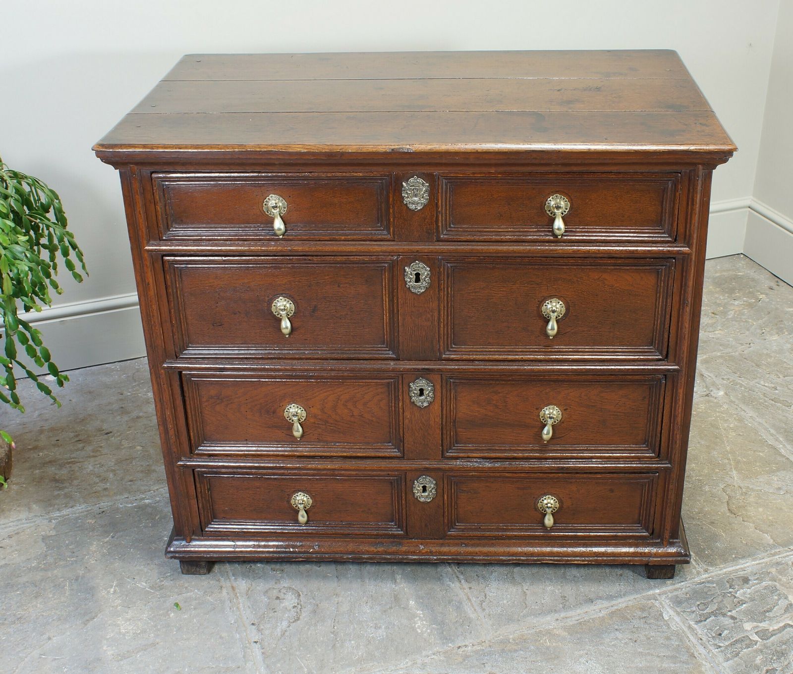 17th Century Moulded Oak Chest Of Drawers. photo 1450.0