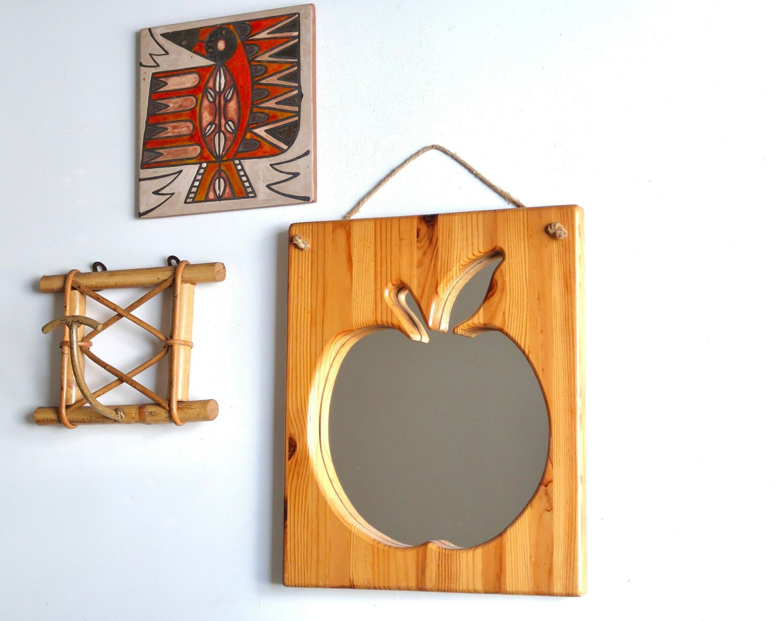 Franse Rechthoekige Spiegel Van Grenenhout En Touw, Appel, Jaren 1970 / Boho Chic, Kinderkamer, Slaapkamer, Fruit photo furniture