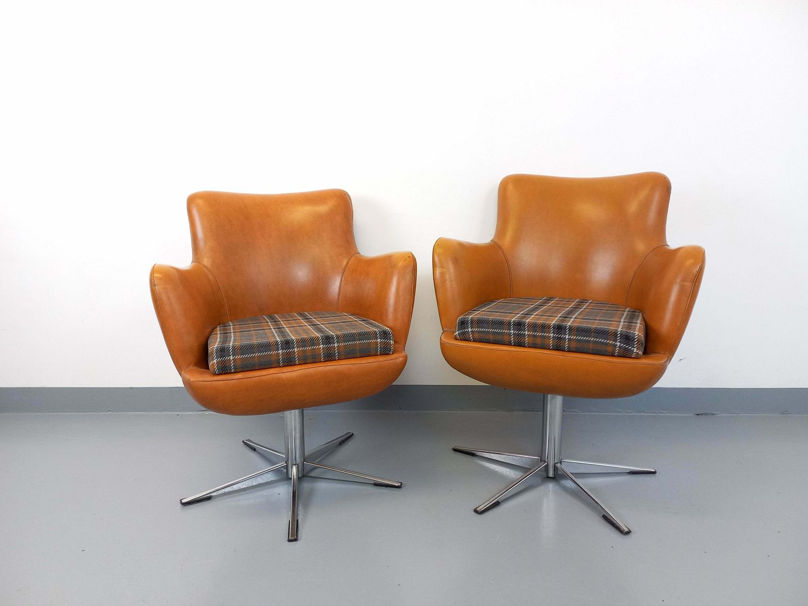 2 fauteuils en similicuir, années 1970 photo Mobilier