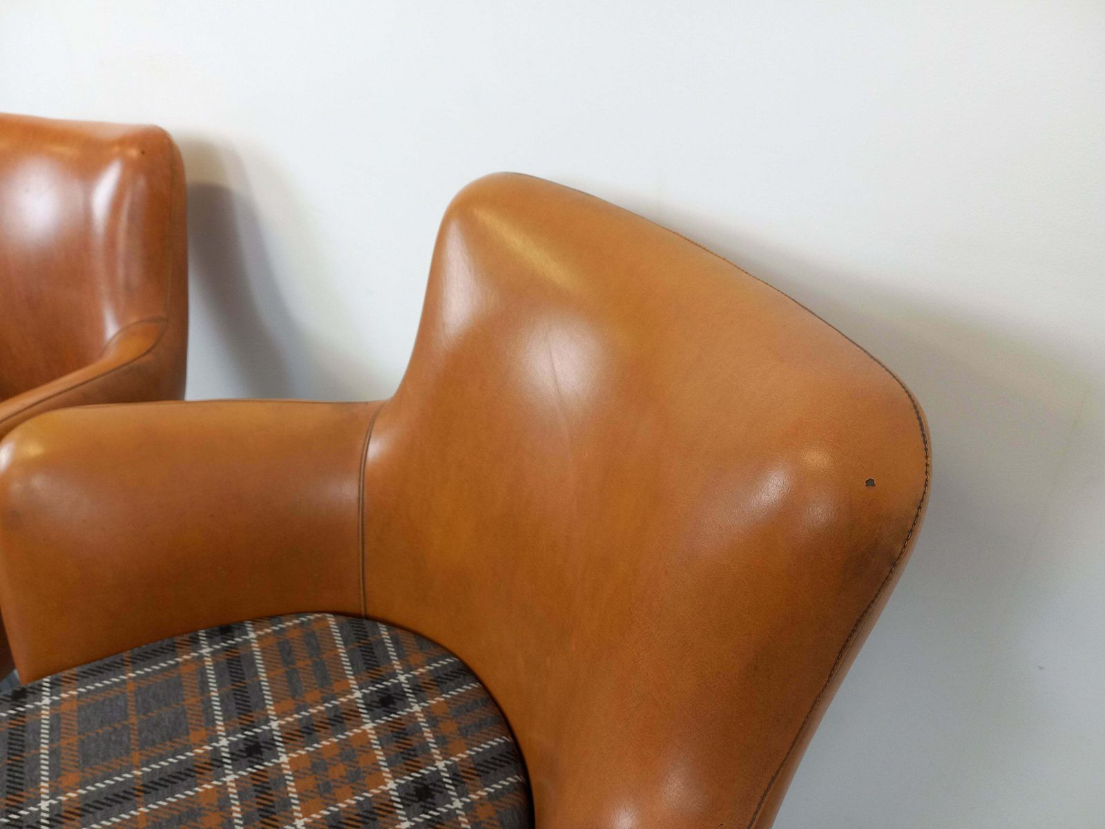 Mobilier 2 fauteuils en similicuir, années 1970 photo