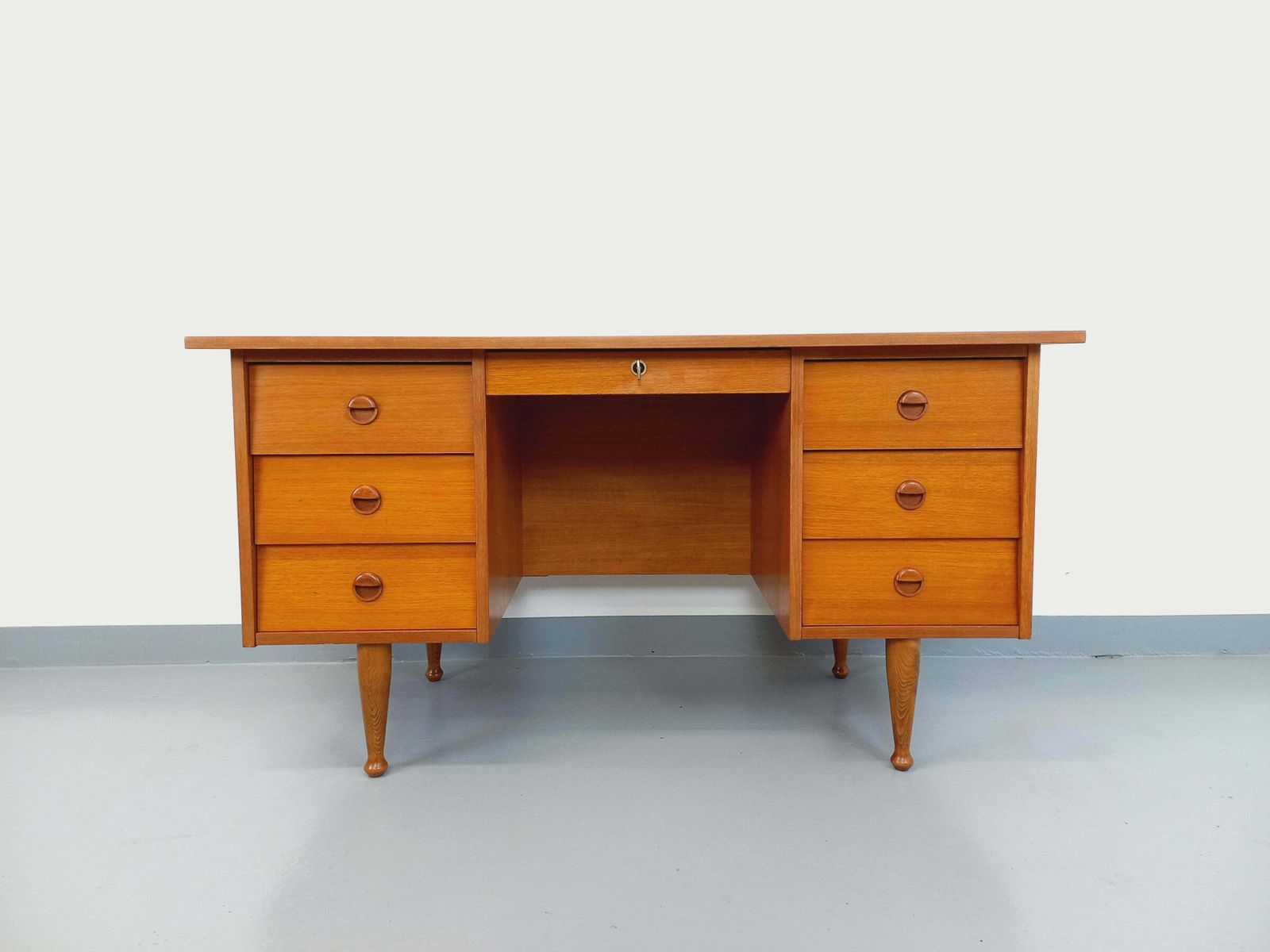 Bureau scandinave en teck, années 1960, vintage photo furniture