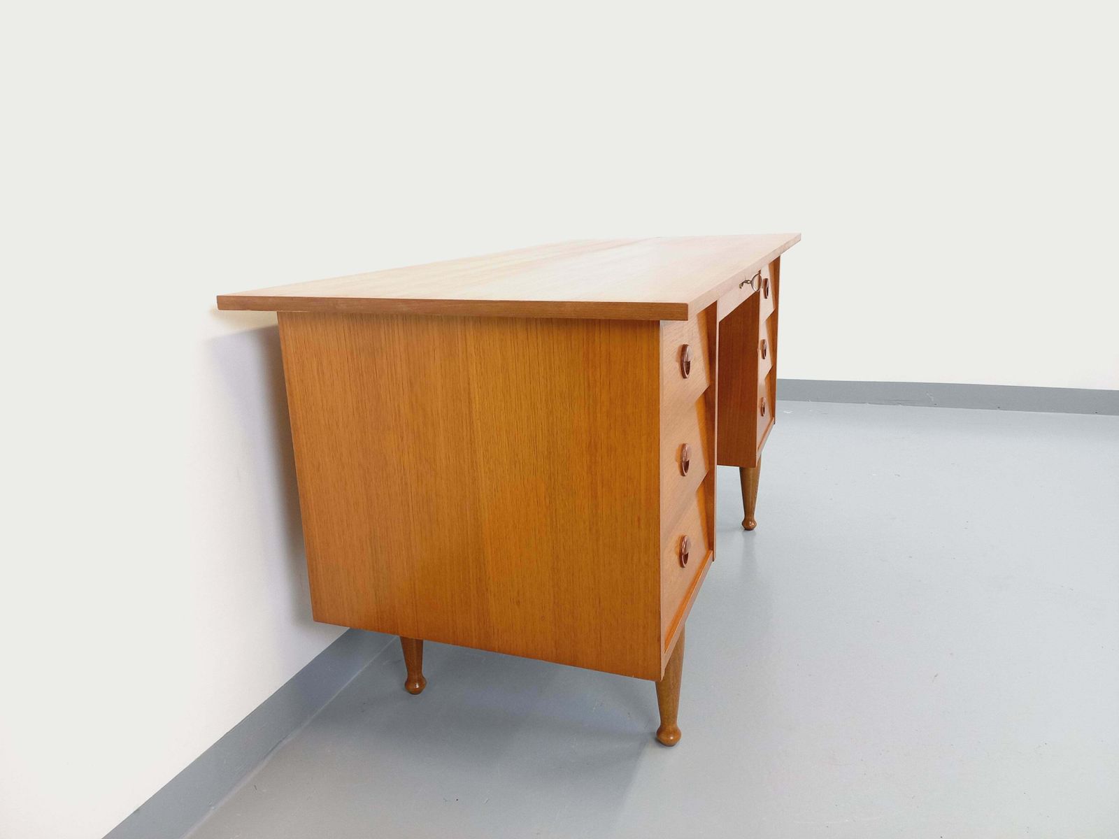 photo furniture Bureau scandinave en teck, années 1960, vintage