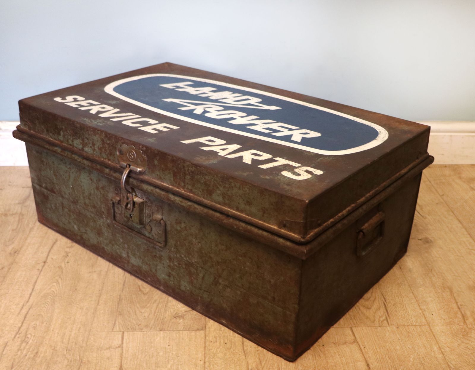 A Lovely Vintage Metal Trunk, Later Sign Written For Land Rover. photo vinterior
