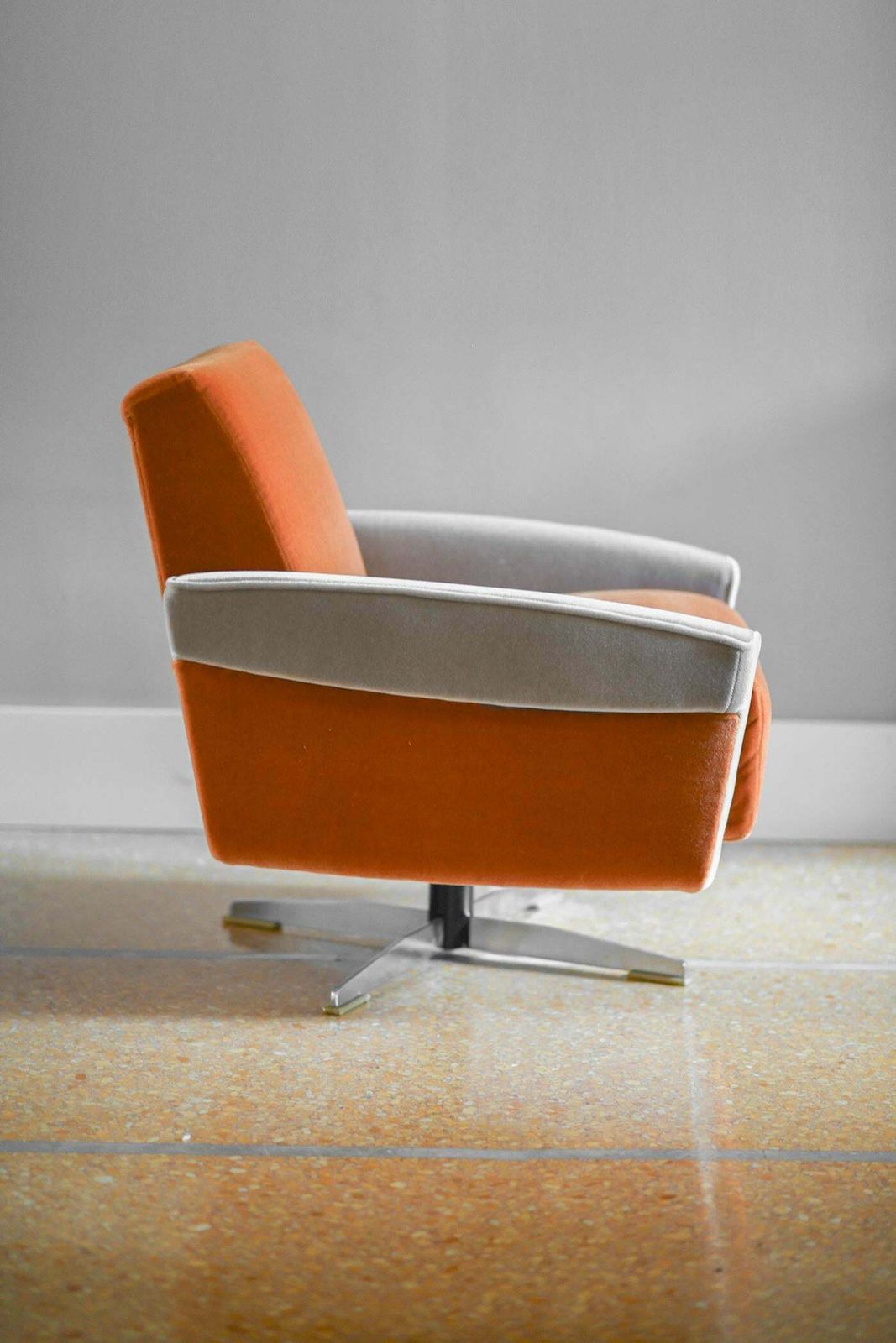 photo furniture Pair Of 1960s Swivel Armchairs Covered In Dedar Fabric