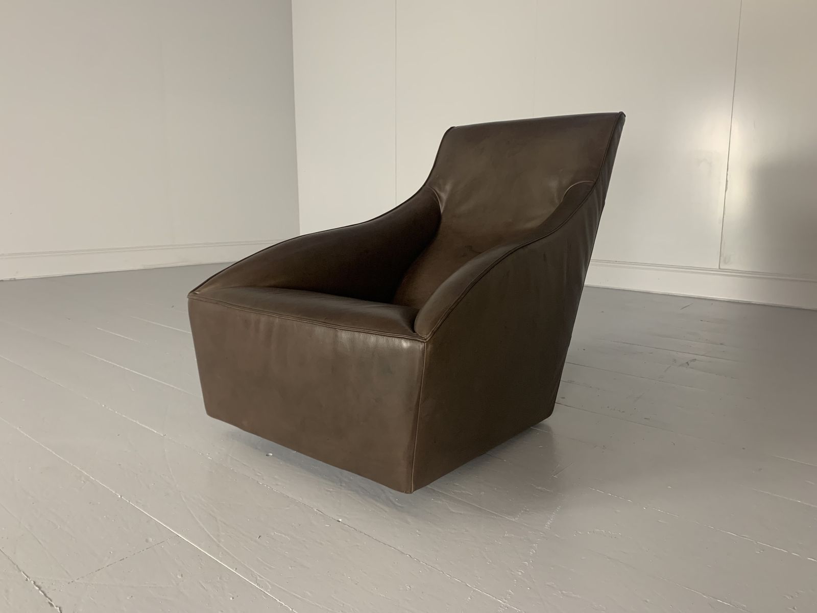 Molteni & C “Doda” Armchair – In Pale Walnut Brown Leather