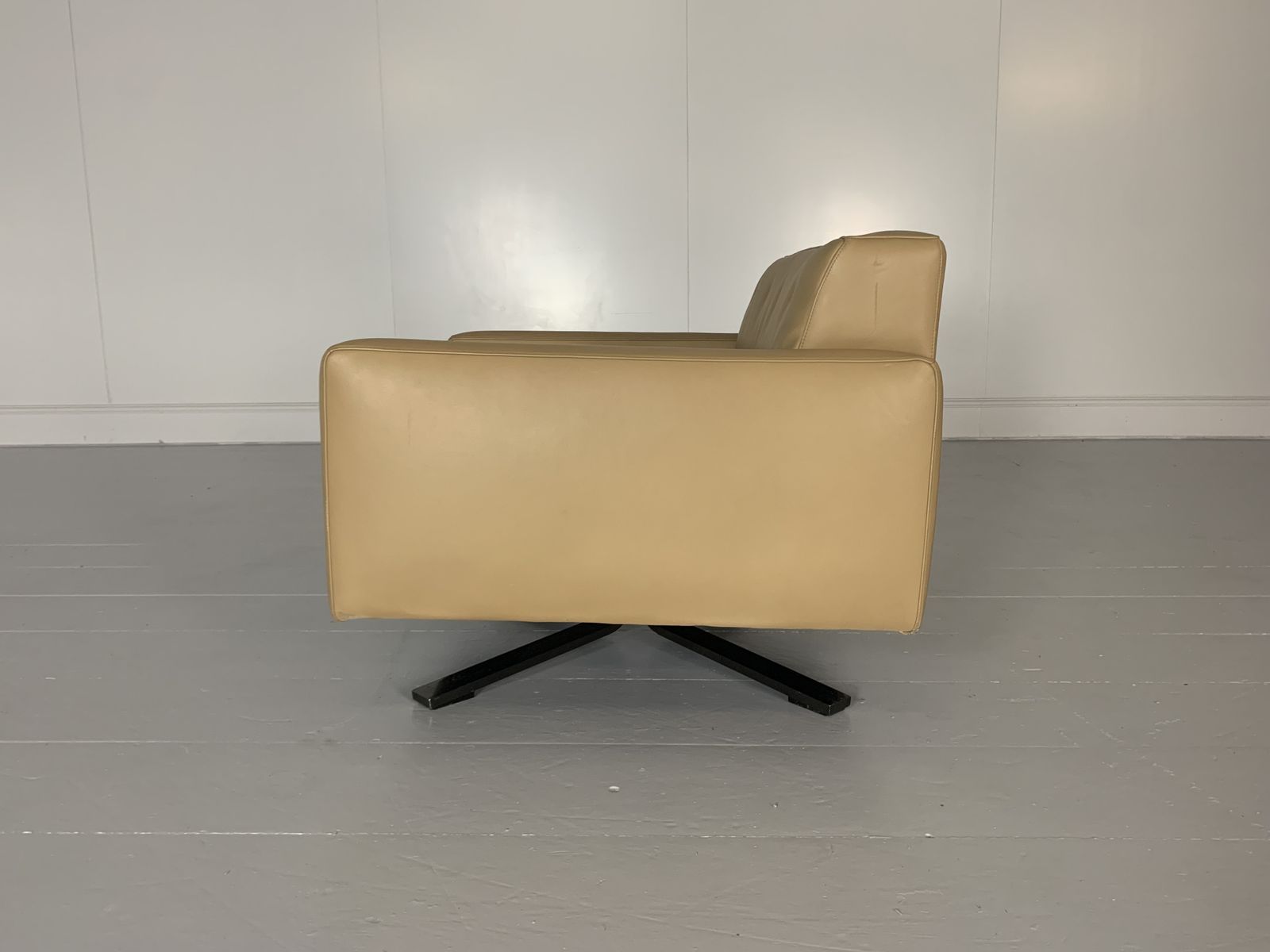 Poltrona Frau “Kennedee” Armchair – In Caramel “Pelle Frau Sc” Leather photo 2900.0