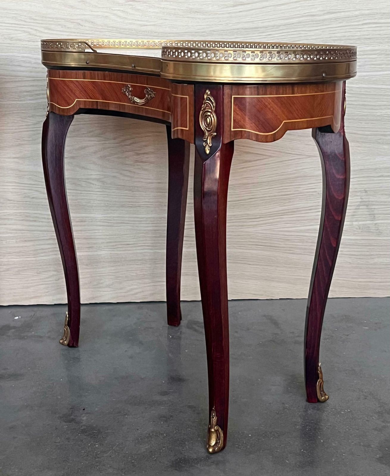 Paire de tables de chevet françaises en rognon de style Louis XVI, vers 1910 photo vinterior