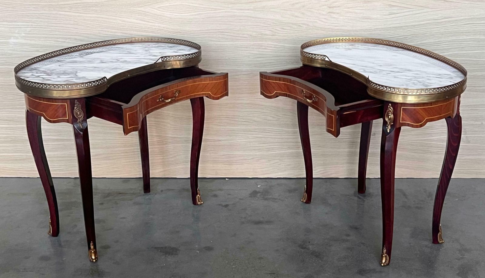 photo for sale Paire de tables de chevet françaises en rognon de style Louis XVI, vers 1910