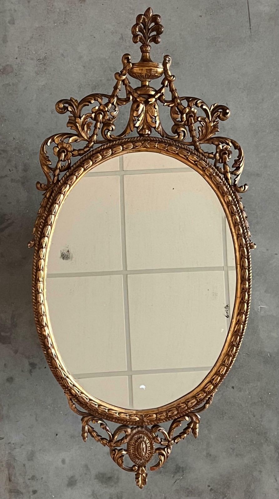 Miroir ovale doré, fin du XVIIIe siècle photo for sale