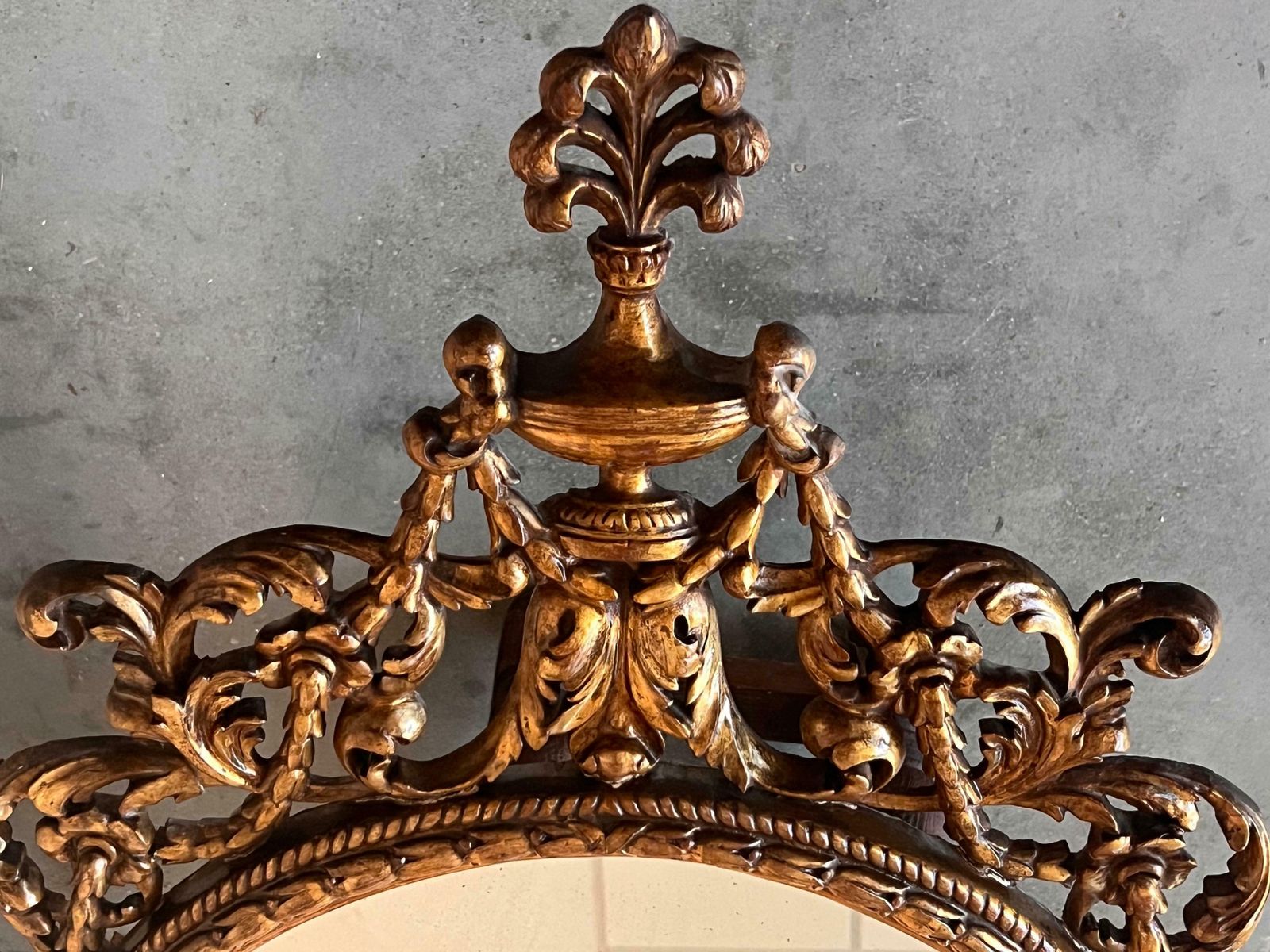 Miroir ovale doré, fin du XVIIIe siècle photo Décoration