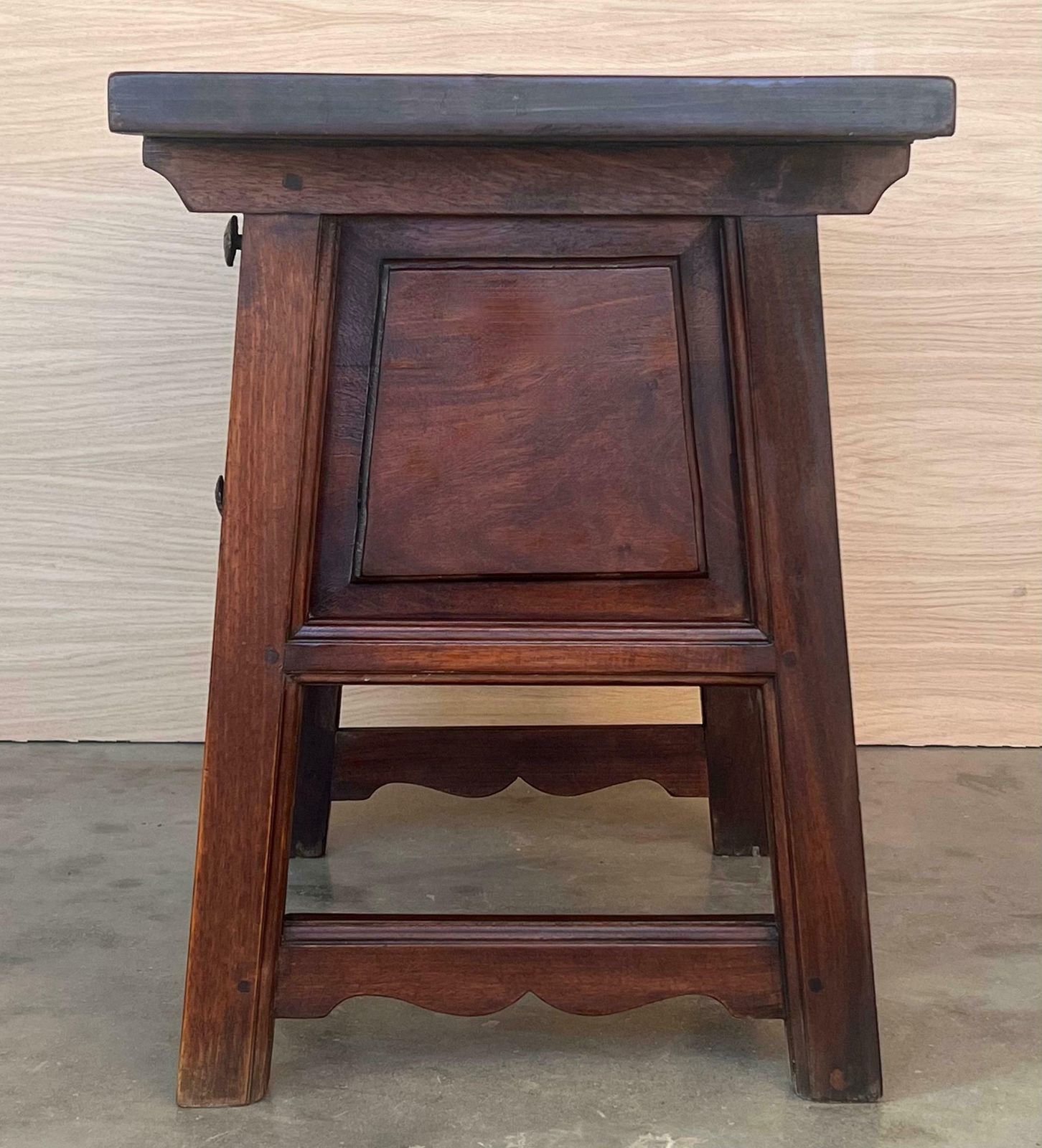 photo for sale Table de chevet rustique à trois tiroirs, artisanale des Pyrénées, XIXe siècle