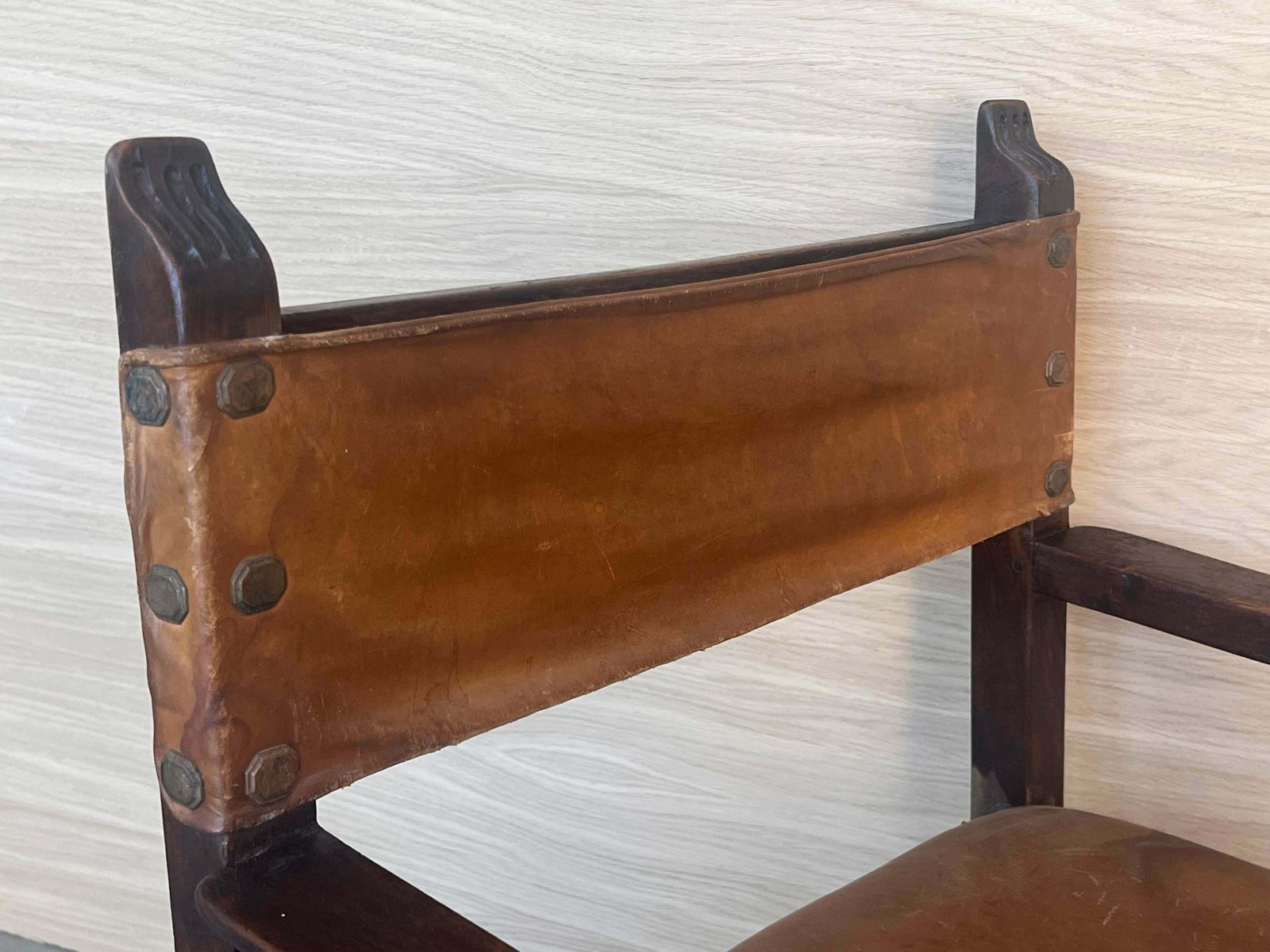 photo furniture Paire de fauteuils coloniaux espagnols sculptés, assise et dossier en cuir, XIXe siècle