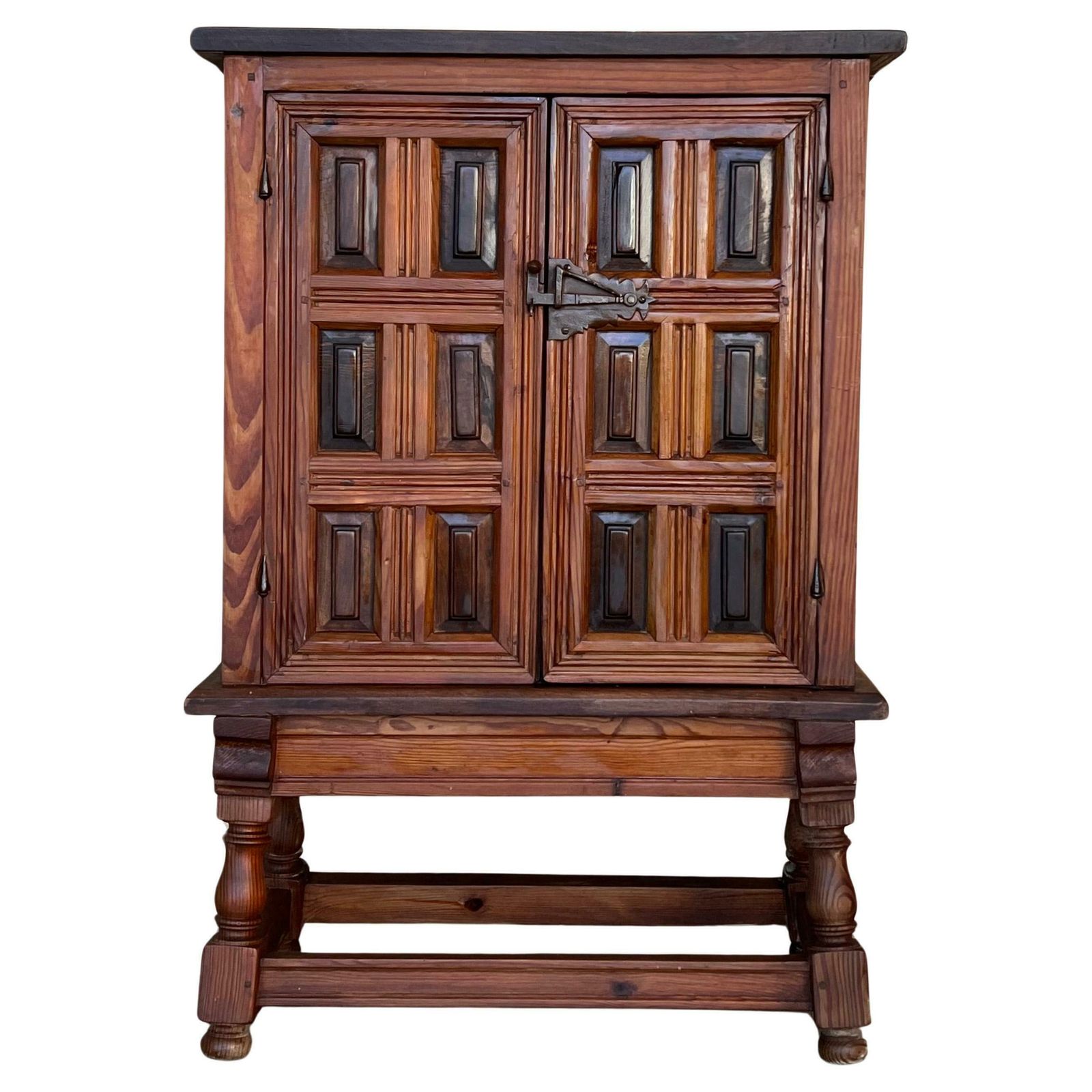 Cabinet bar espagnol de style baroque en noyer sculpté, années 1940