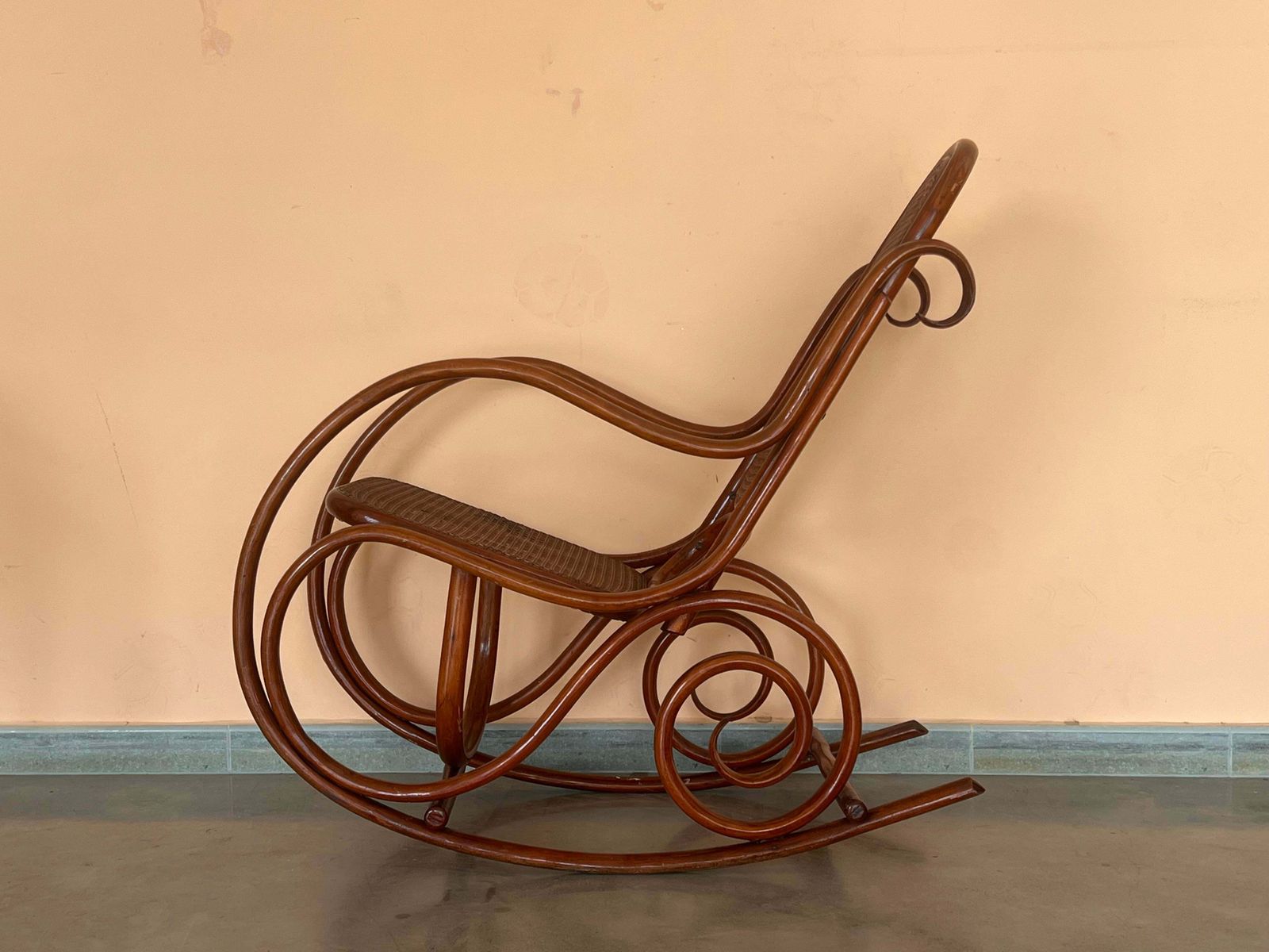 Paire de rocking-chairs en bois courbé, assise et dossier en cannage photo furniture