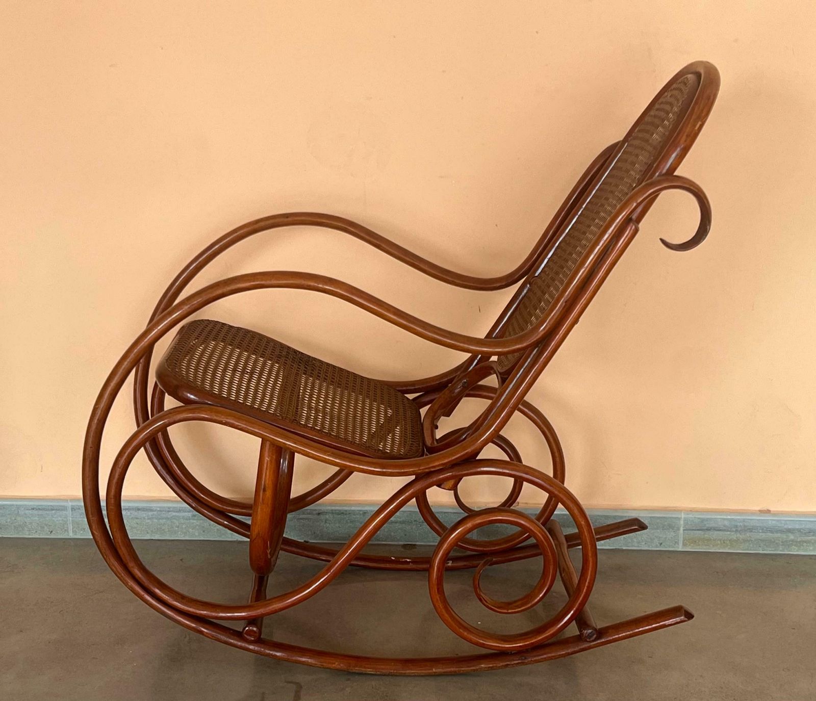 Paire de rocking-chairs en bois courbé, assise et dossier en cannage photo for sale