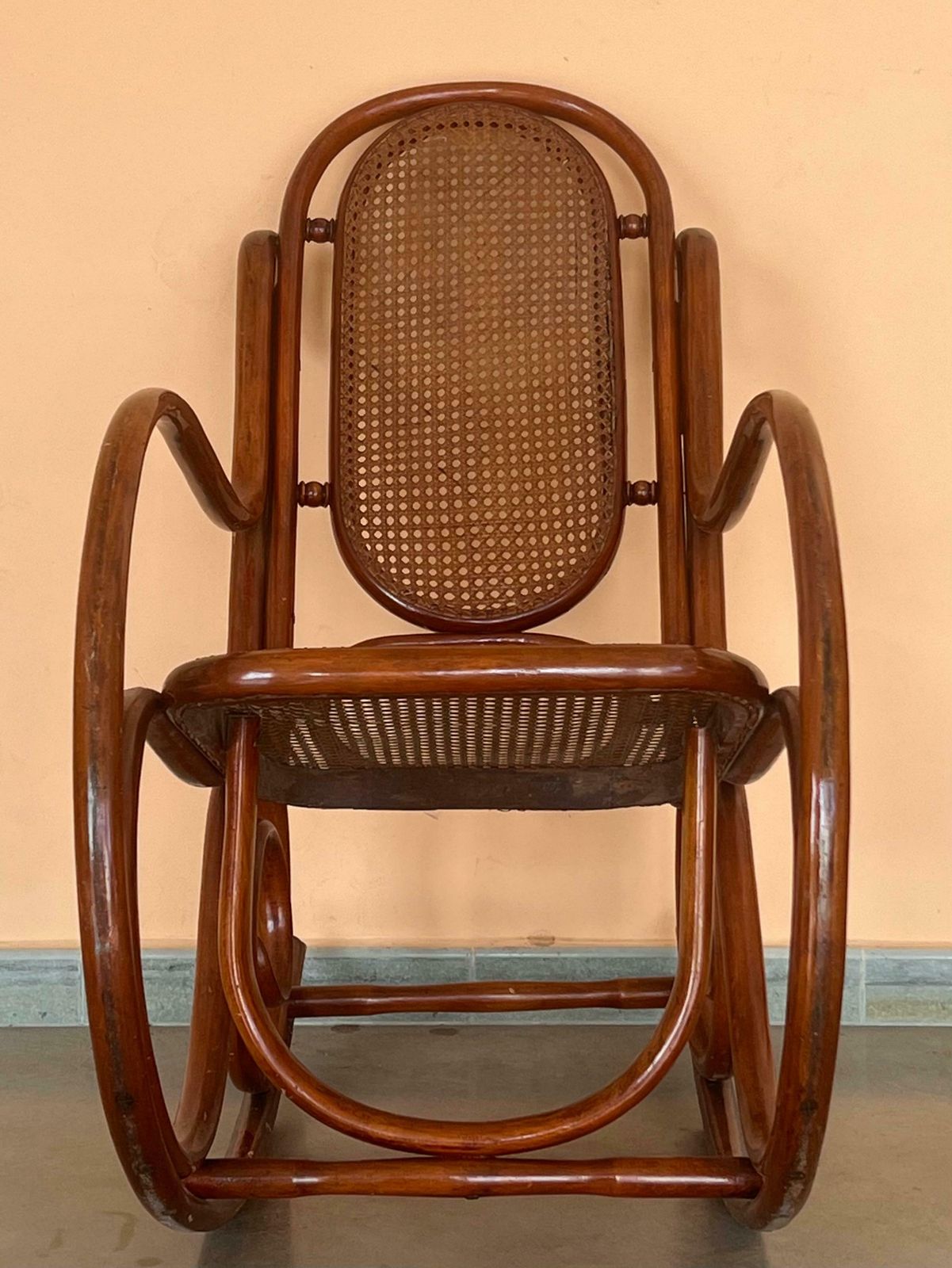Paire de rocking-chairs en bois courbé, assise et dossier en cannage photo vintage