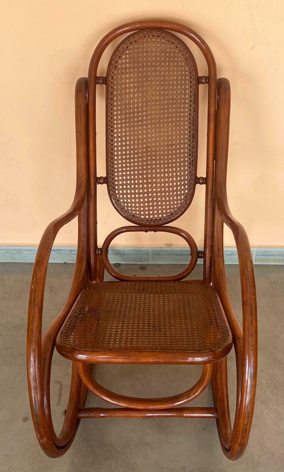 photo for sale Paire de rocking-chairs en bois courbé, assise et dossier en cannage