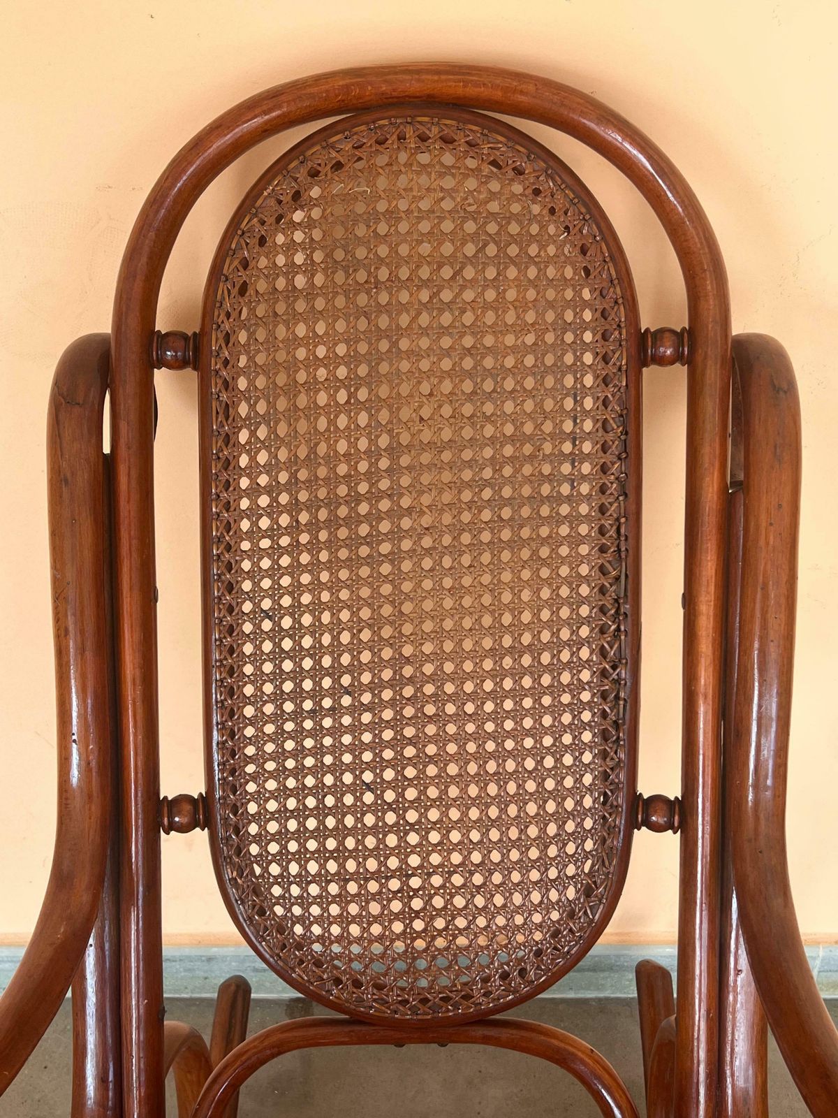 Mobilier Paire de rocking-chairs en bois courbé, assise et dossier en cannage photo