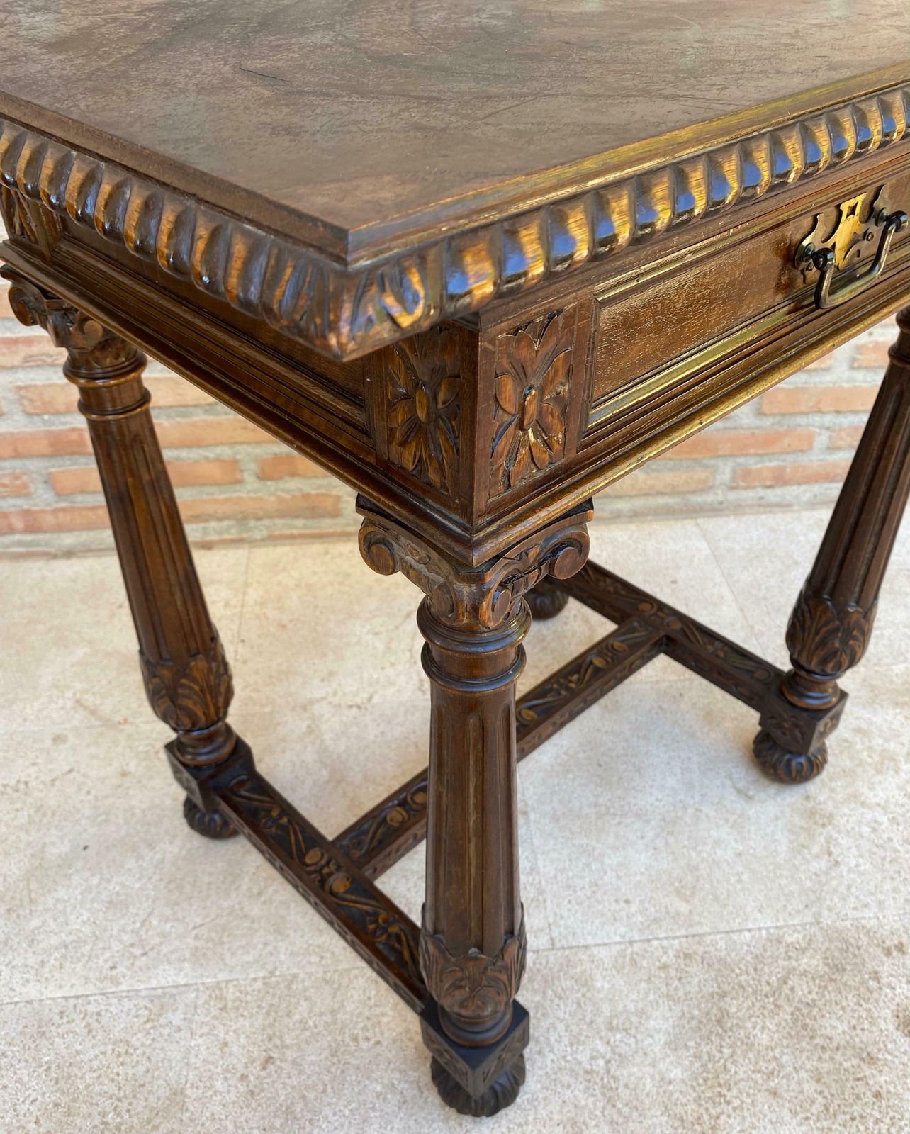 1828.0 Table d'appoint espagnole en noyer sculpté, avec un tiroir, début du XXe siècle, années 1940 photo