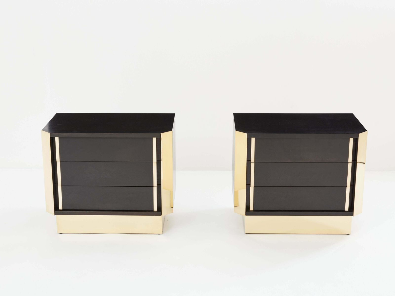 Paire de tables de chevet italiennes en chêne ébonisé et laiton, années 1970 photo furniture