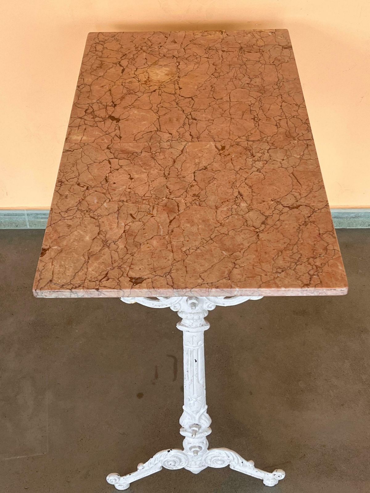 Table de bistrot française en fonte pleine avec plateau en marbre rose photo vintage