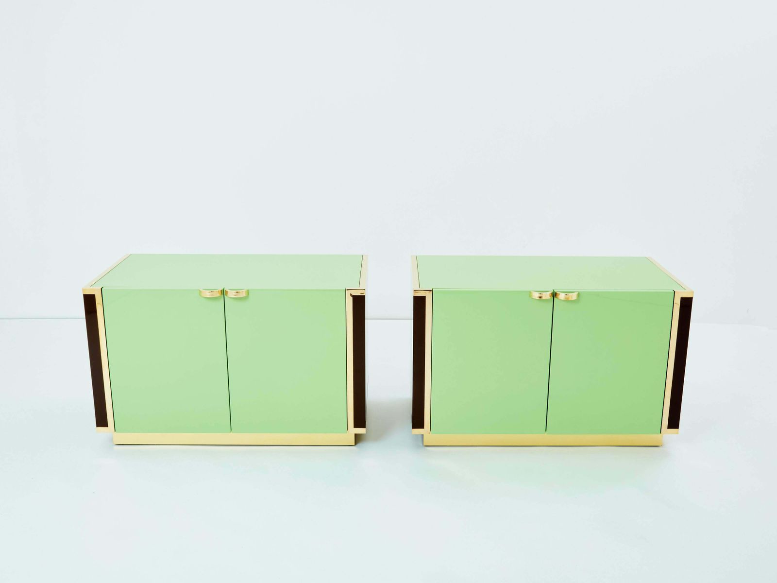 Paire de petites commodes J.C. Mahey en laque verte et laiton, années 1970 photo furniture
