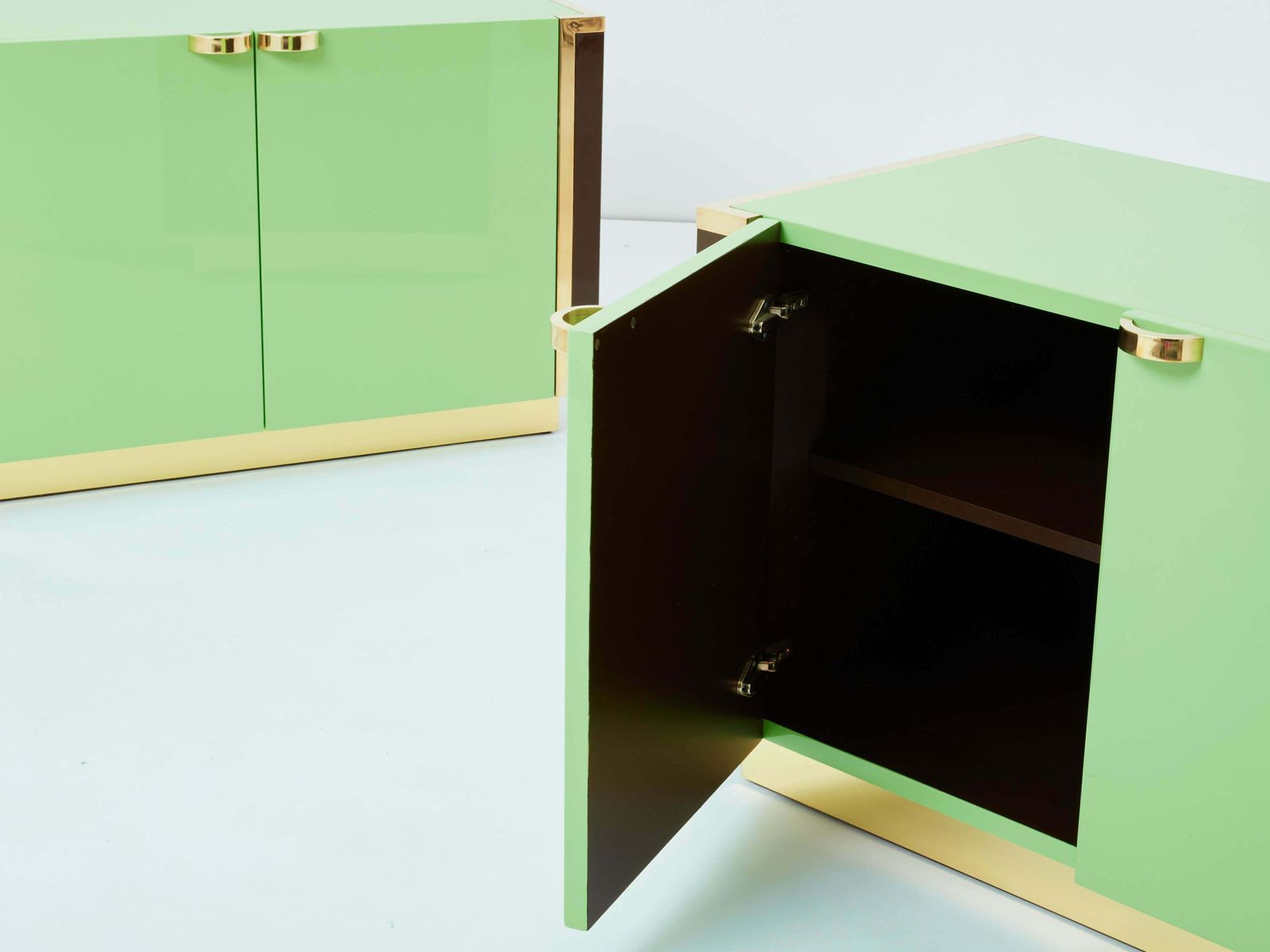 Paire de petites commodes J.C. Mahey en laque verte et laiton, années 1970 photo 10908.0