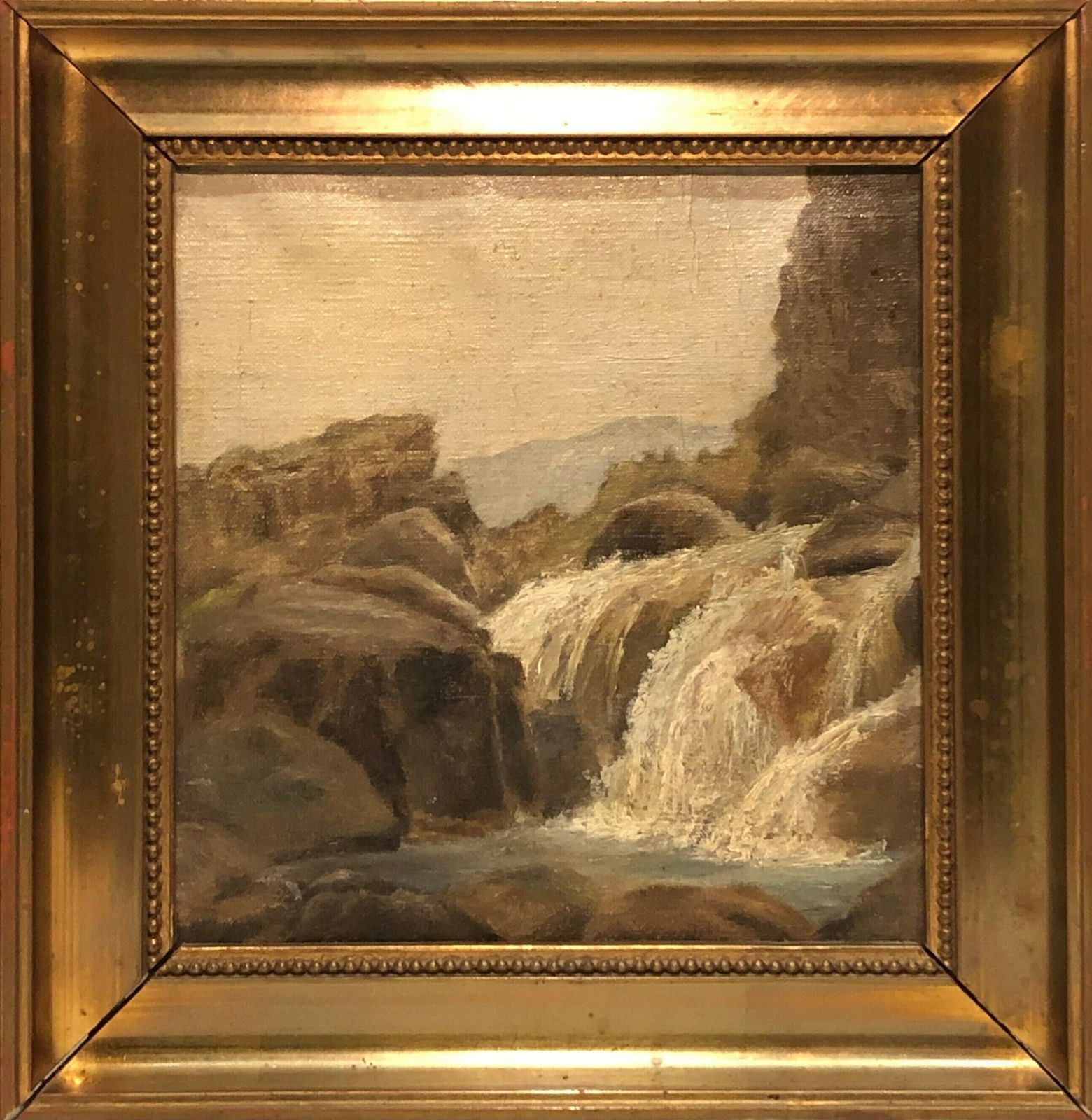 Naturalistisch olieverfschilderij met waterval en berglandschap in vergulde houten lijst photo furniture