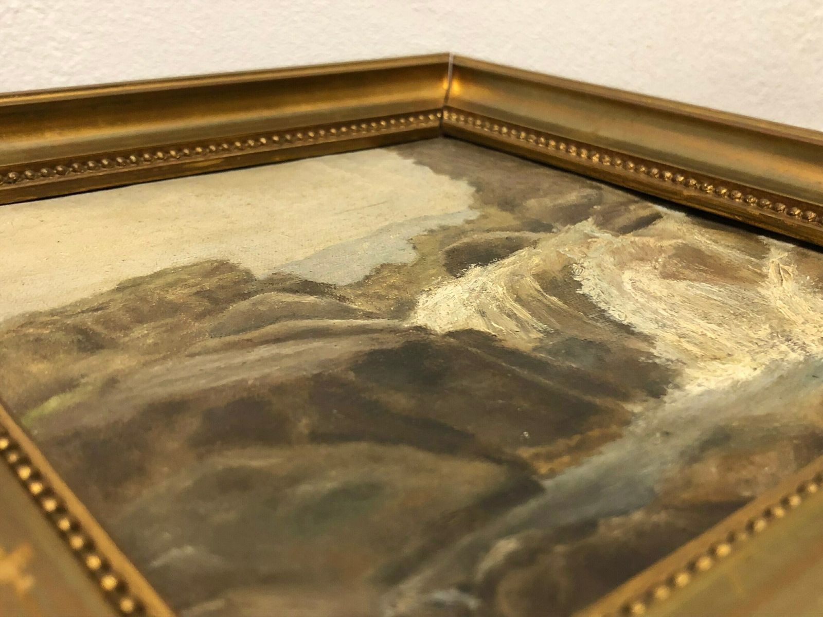 Naturalistisch olieverfschilderij met waterval en berglandschap in vergulde houten lijst photo vinterior