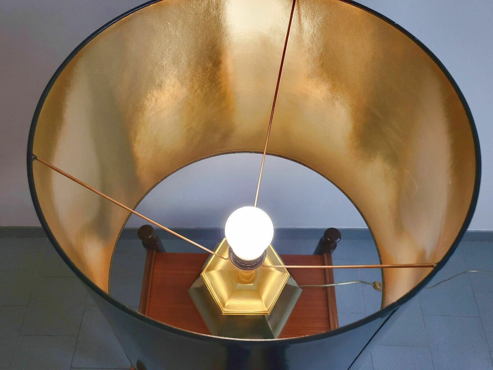 photo furniture Chic Vintage Table Lamp 1970 In Gold Metal 70s Black & Gold Lampshade 1970s