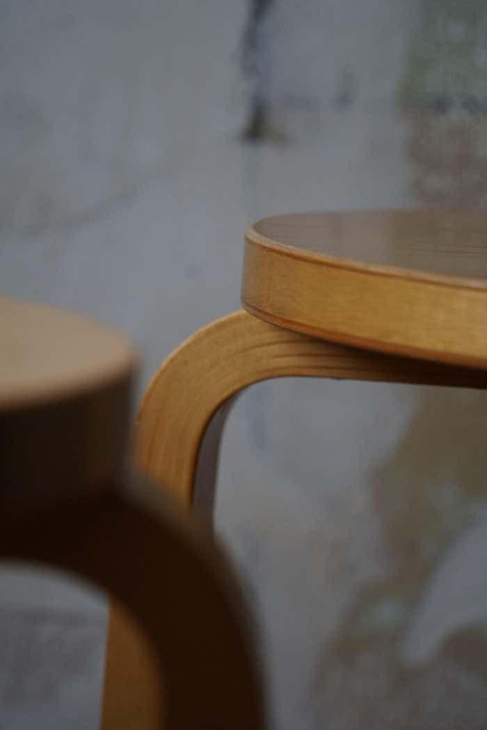 photo vinterior Alvar Aalto, A Pair Of Vintage Stools In Birch, Model "60", Made At Artek, 1970s