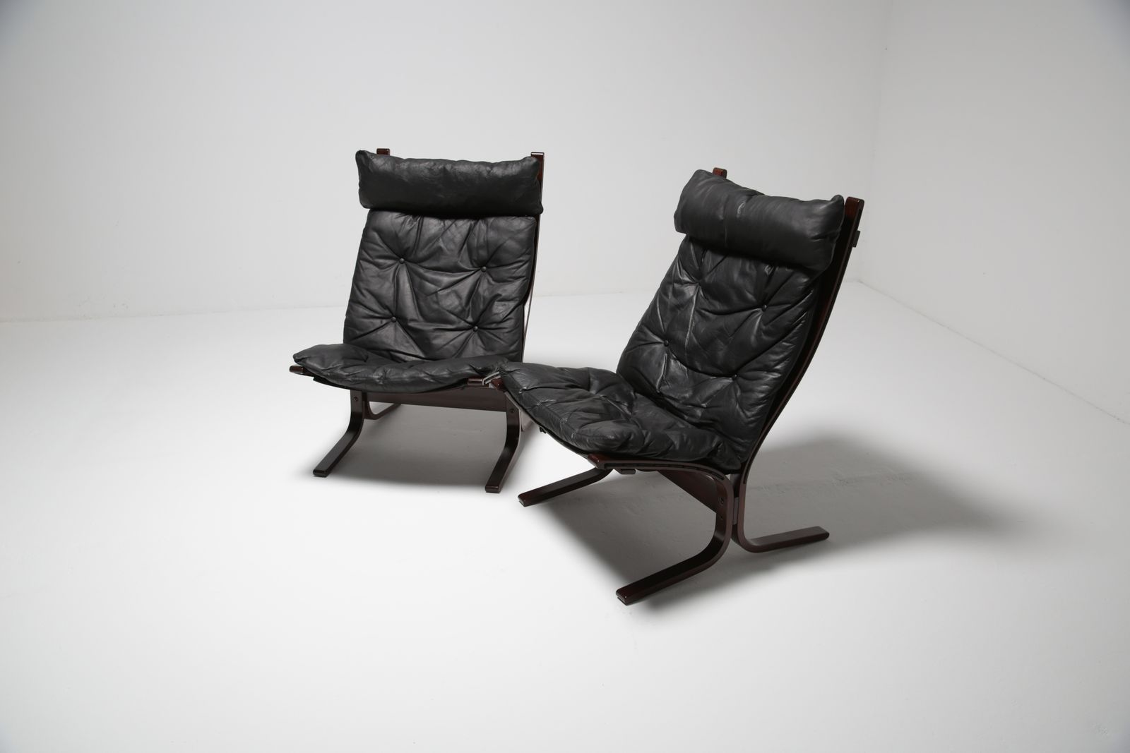 Paar Zwartleren Lounge Stoelen Met Voetenbank "Siesta" Van Ingmar Relling Voor Westnofa, Noorwegen, Jaren 1960. photo furniture