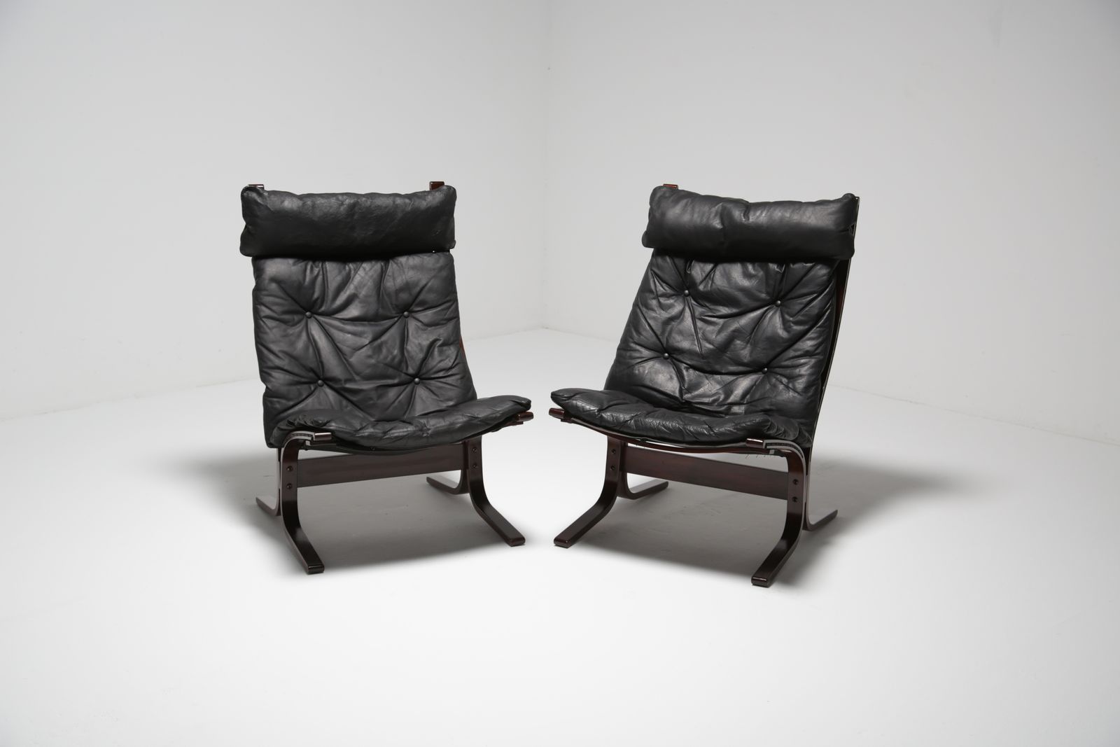 Paar Zwartleren Lounge Stoelen Met Voetenbank "Siesta" Van Ingmar Relling Voor Westnofa, Noorwegen, Jaren 1960. photo for sale