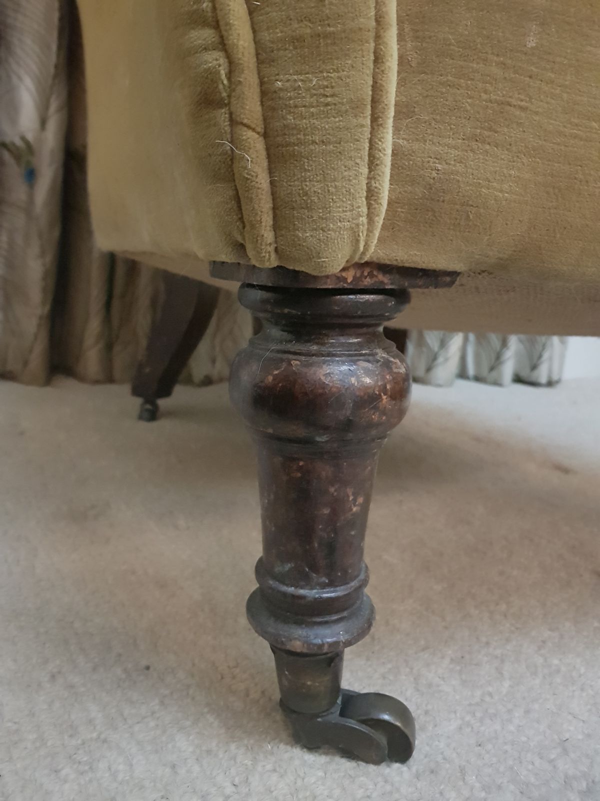 photo vinterior Gold Velvet And Mahogany Slipper Chair 1900s